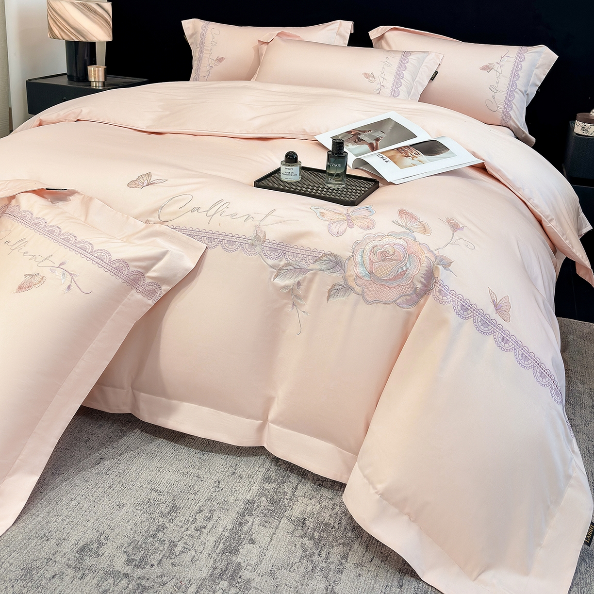 91家纺网 家纺一手货源 找家纺 欣宜家纺 2026新款100支贡缎长绒棉纯棉无纸刺绣软绣花四件套高端礼盒-蝶曼影 蝶曼影-轻奢粉