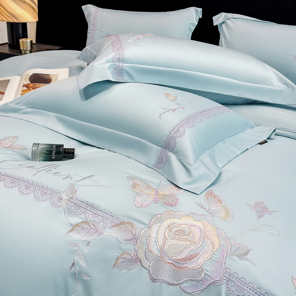 91家纺网 家纺一手货源 找家纺 欣宜家纺 2026新款100支贡缎长绒棉纯棉无纸刺绣软绣花四件套高端礼盒-蝶曼影 蝶曼影-天空蓝