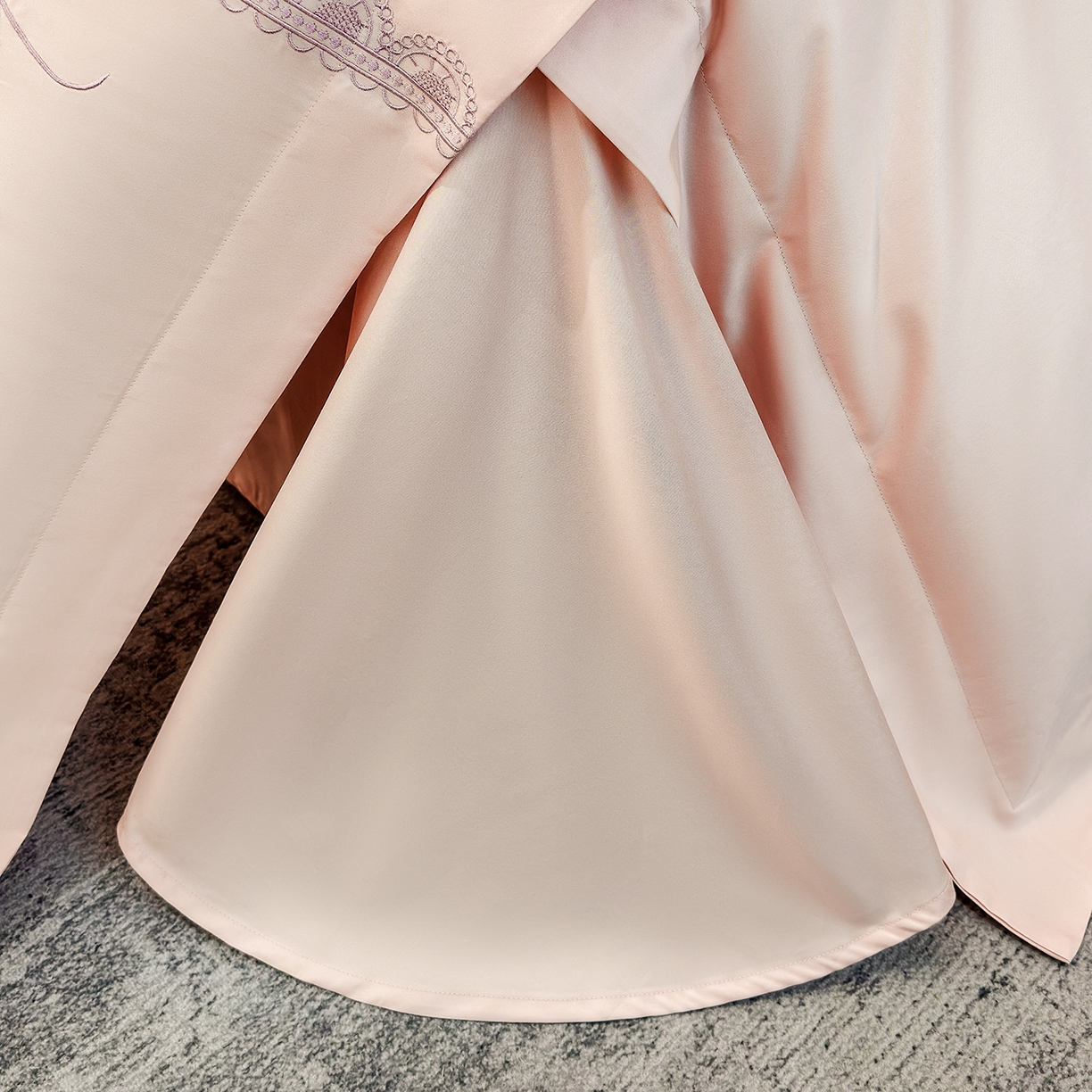 91家纺网 家纺一手货源 找家纺 欣宜家纺 2026新款100支贡缎长绒棉纯棉无纸刺绣软绣花四件套高端礼盒-蝶曼影 蝶曼影-轻奢粉