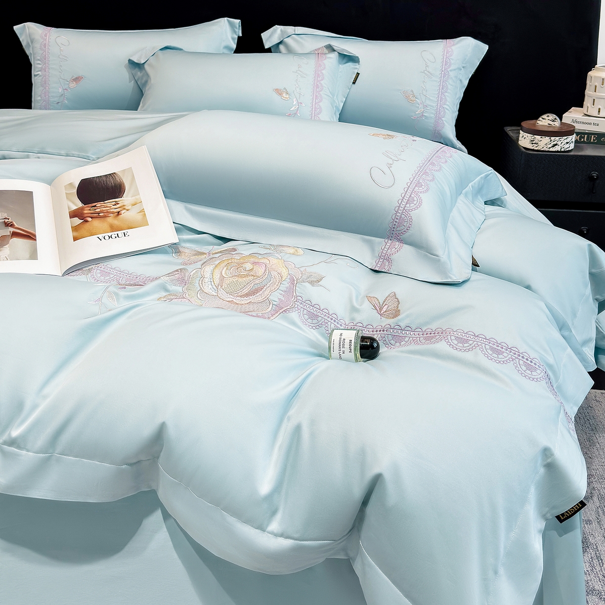 91家纺网 家纺一手货源 找家纺 欣宜家纺 2026新款100支贡缎长绒棉纯棉无纸刺绣软绣花四件套高端礼盒-蝶曼影 蝶曼影-天空蓝