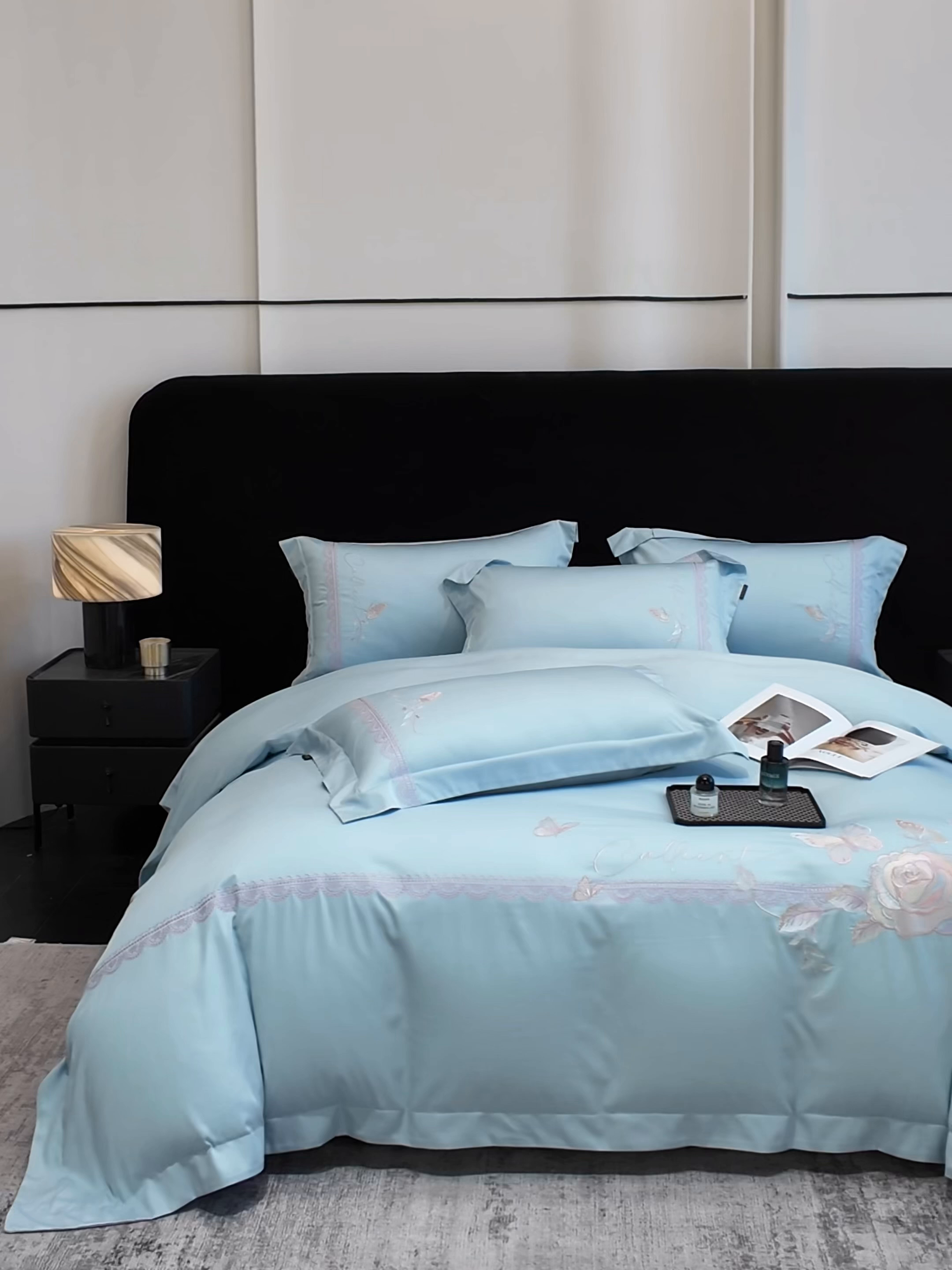 91家纺网 家纺一手货源 找家纺 欣宜家纺 2026新款100支贡缎长绒棉纯棉无纸刺绣软绣花四件套高端礼盒-蝶曼影 蝶曼影-天空蓝