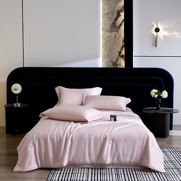 91家纺网 家纺一手货源 找家纺 慕梵家居 2026春夏新款100%莱赛尔天丝夏被空调被夏凉被四件套 珍珠腮红