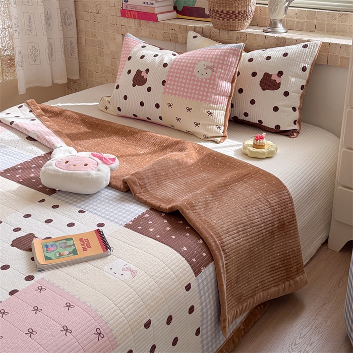 91家纺网 家纺一手货源 找家纺 暖生活 2026新款a版全棉水洗棉b版230g牛奶绒印花床盖单品床盖单件三件套 粉咖拼图