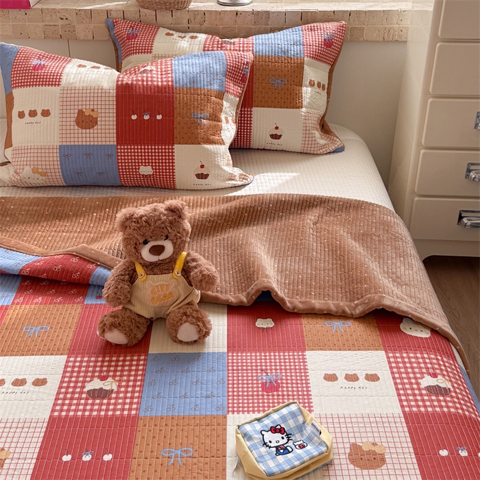 91家纺网 家纺一手货源 找家纺 暖生活 2026新款a版全棉水洗棉b版230g牛奶绒印花床盖单品床盖单件三件套 红猫拼图