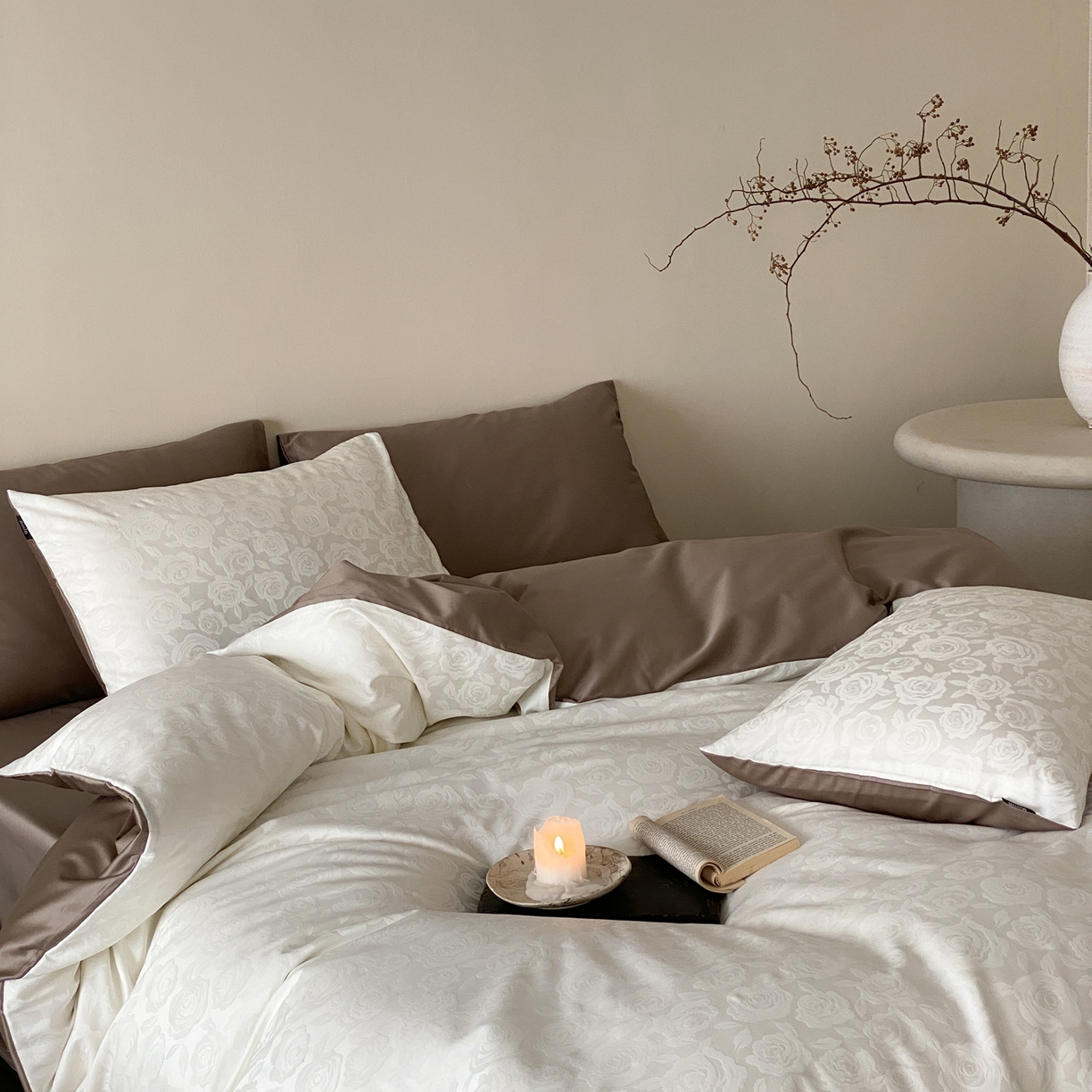 91家纺网 家纺一手货源 找家纺 玉宇阁家居 2026新款50支双股全棉纯棉贡缎大提花四件套 步步生花