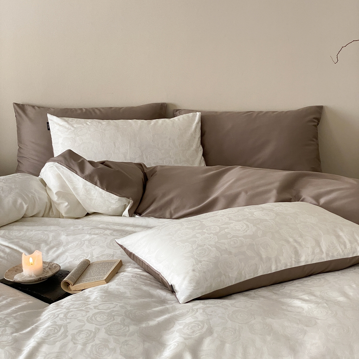 91家纺网 家纺一手货源 找家纺 玉宇阁家居 2026新款50支双股全棉纯棉贡缎大提花四件套 步步生花