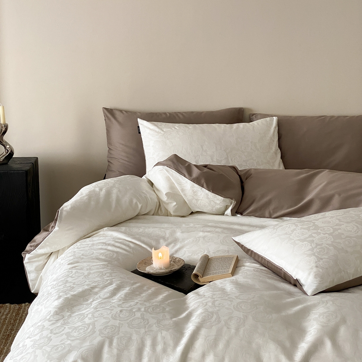 91家纺网 家纺一手货源 找家纺 玉宇阁家居 2026新款50支双股全棉纯棉贡缎大提花四件套 步步生花