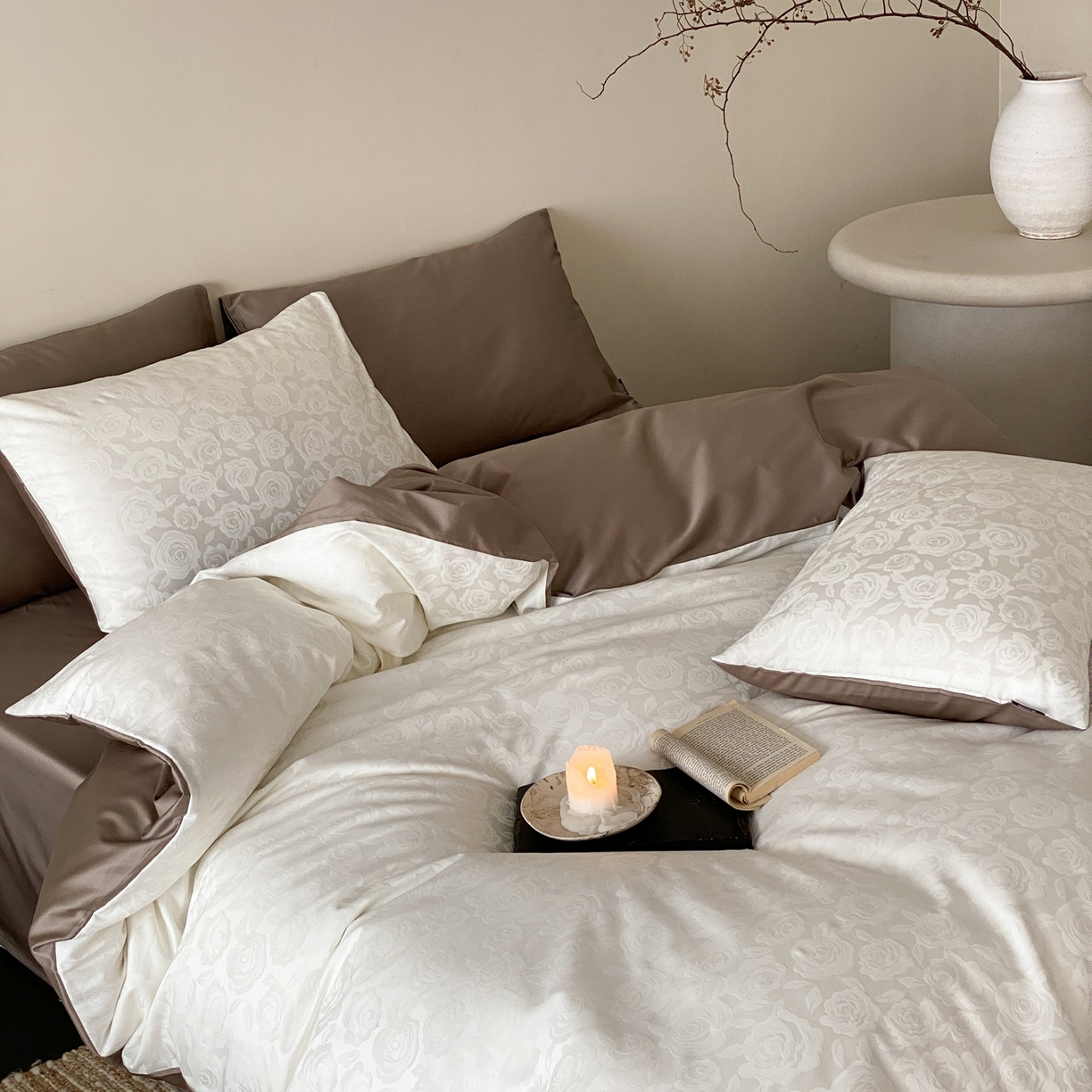 91家纺网 家纺一手货源 找家纺 玉宇阁家居 2026新款50支双股全棉纯棉贡缎大提花四件套 步步生花