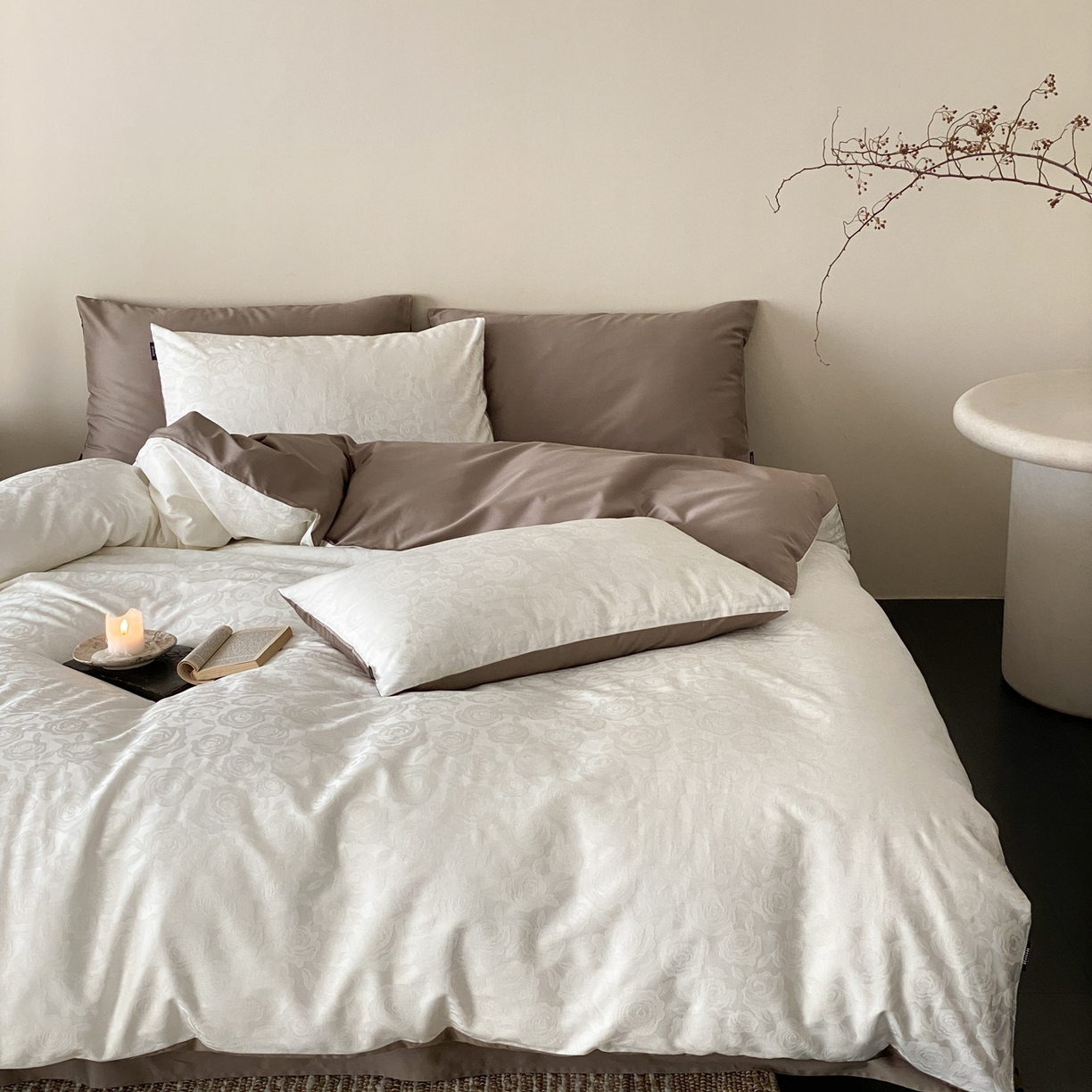 91家纺网 家纺一手货源 找家纺 玉宇阁家居 2026新款50支双股全棉纯棉贡缎大提花四件套 步步生花