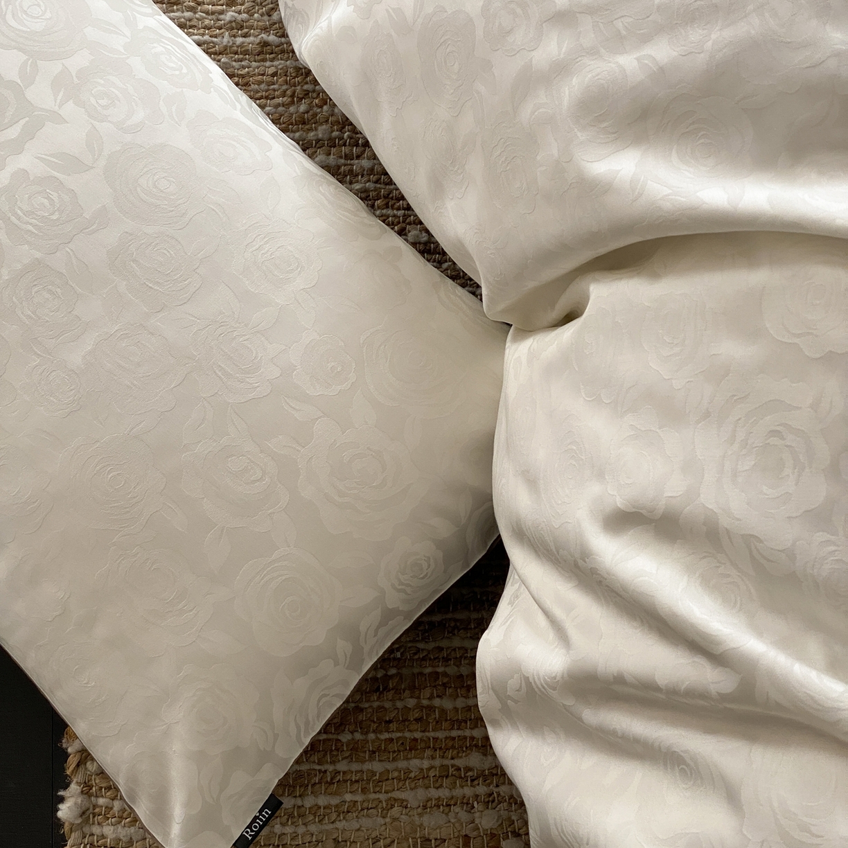 91家纺网 家纺一手货源 找家纺 玉宇阁家居 2026新款50支双股全棉纯棉贡缎大提花四件套 步步生花