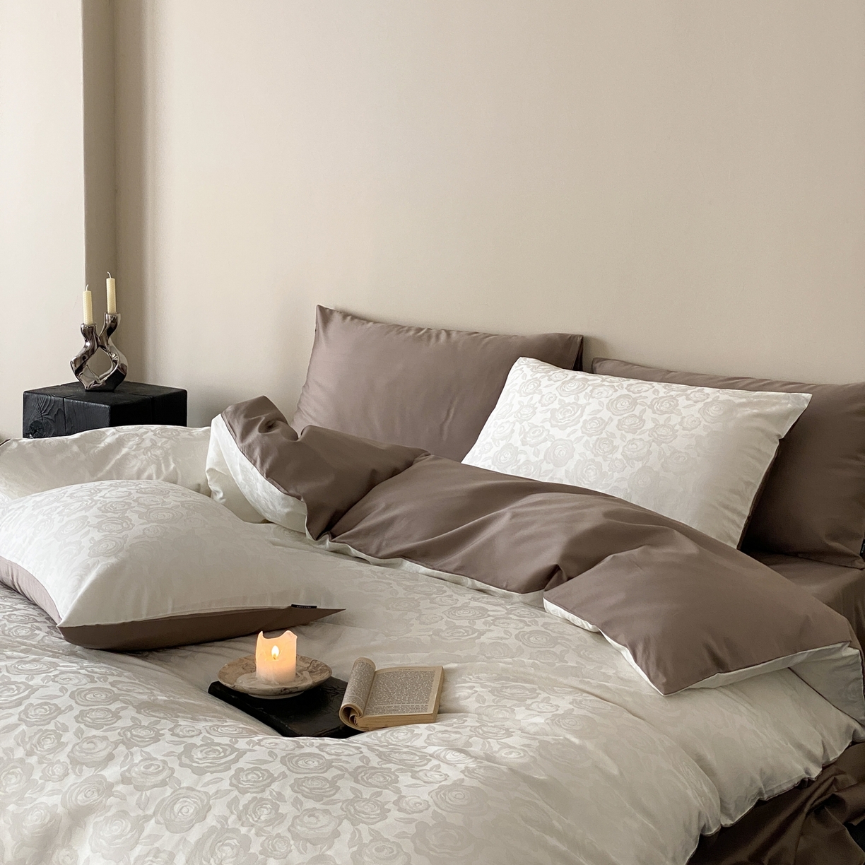 91家纺网 家纺一手货源 找家纺 玉宇阁家居 2026新款50支双股全棉纯棉贡缎大提花四件套 步步生花