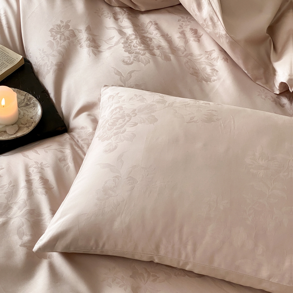 91家纺网 家纺一手货源 找家纺 玉宇阁家居 2026新款50支双股全棉纯棉贡缎大提花四件套 海瑟薇