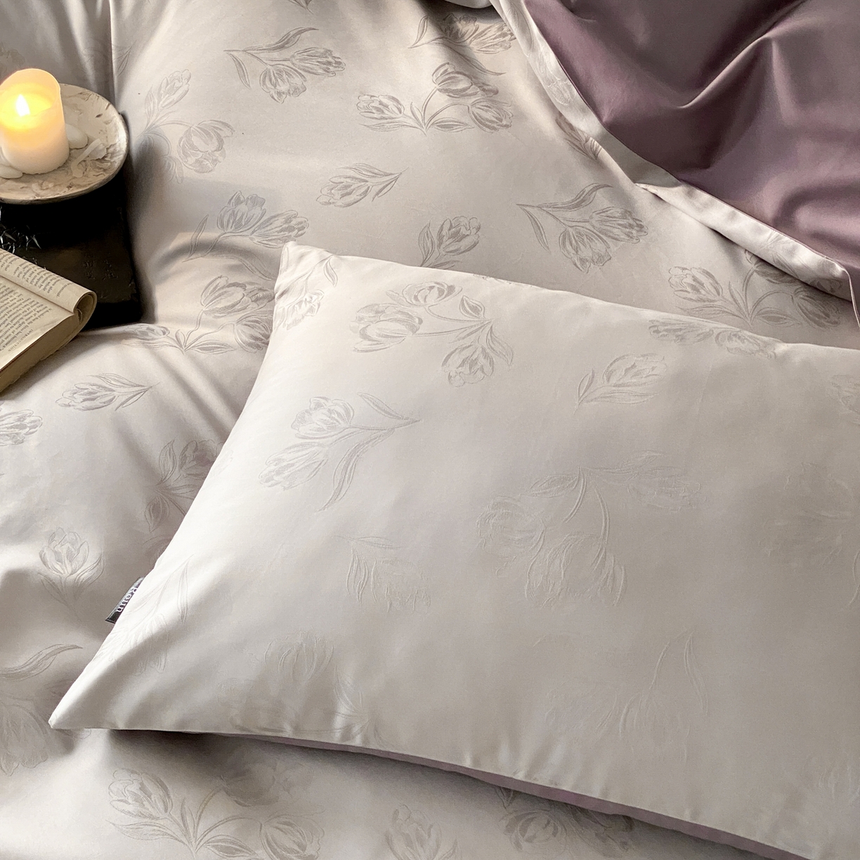 91家纺网 家纺一手货源 找家纺 玉宇阁家居 2026新款50支双股全棉纯棉贡缎大提花四件套 花期-雾紫