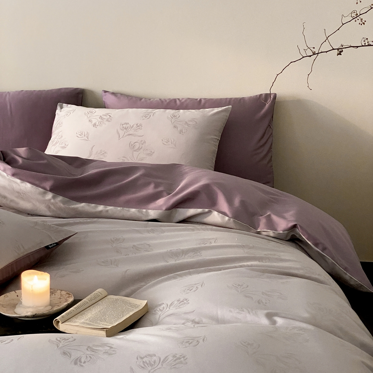 91家纺网 家纺一手货源 找家纺 玉宇阁家居 2026新款50支双股全棉纯棉贡缎大提花四件套 花期-雾紫