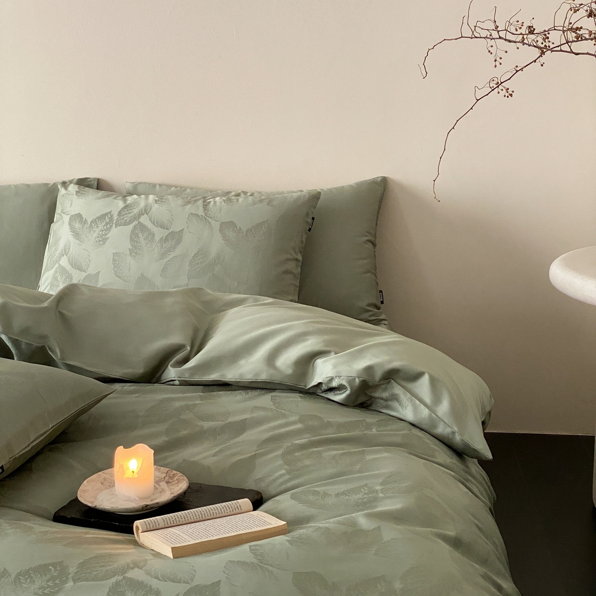 91家纺网 家纺一手货源 找家纺 玉宇阁家居 2026新款50支双股全棉纯棉贡缎大提花四件套 流影叶序