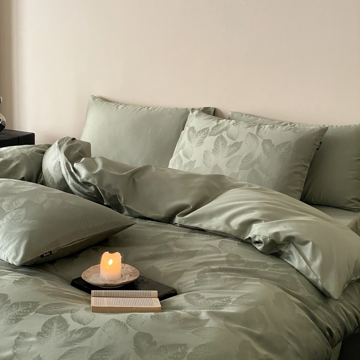 91家纺网 家纺一手货源 找家纺 玉宇阁家居 2026新款50支双股全棉纯棉贡缎大提花四件套 流影叶序