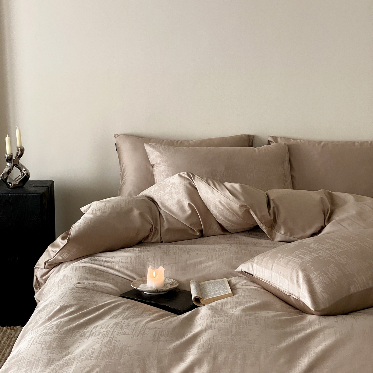 91家纺网 家纺一手货源 找家纺 玉宇阁家居 2026新款50支双股全棉纯棉贡缎大提花四件套 曼彻斯特-咖