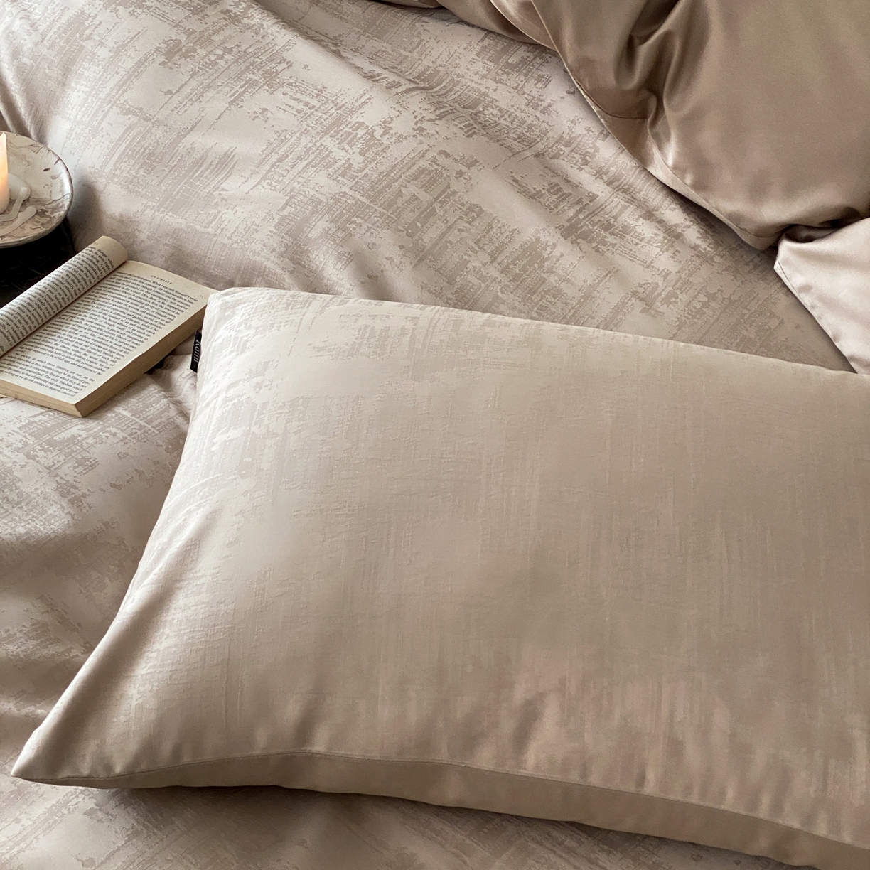 91家纺网 家纺一手货源 找家纺 玉宇阁家居 2026新款50支双股全棉纯棉贡缎大提花四件套 曼彻斯特-咖