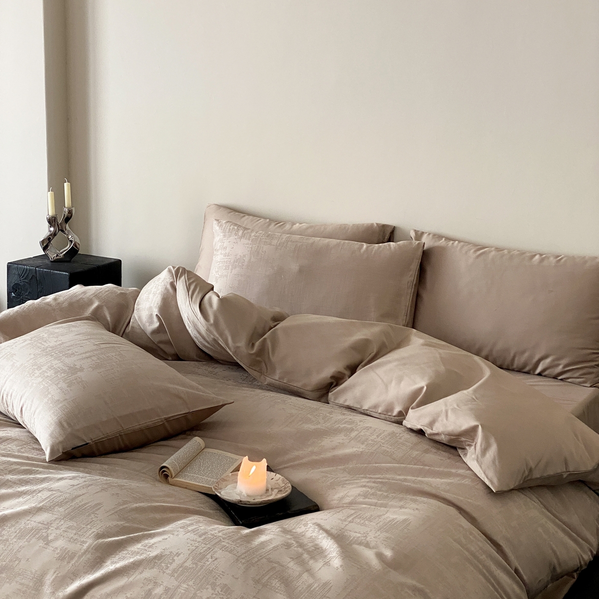 91家纺网 家纺一手货源 找家纺 玉宇阁家居 2026新款50支双股全棉纯棉贡缎大提花四件套 曼彻斯特-咖