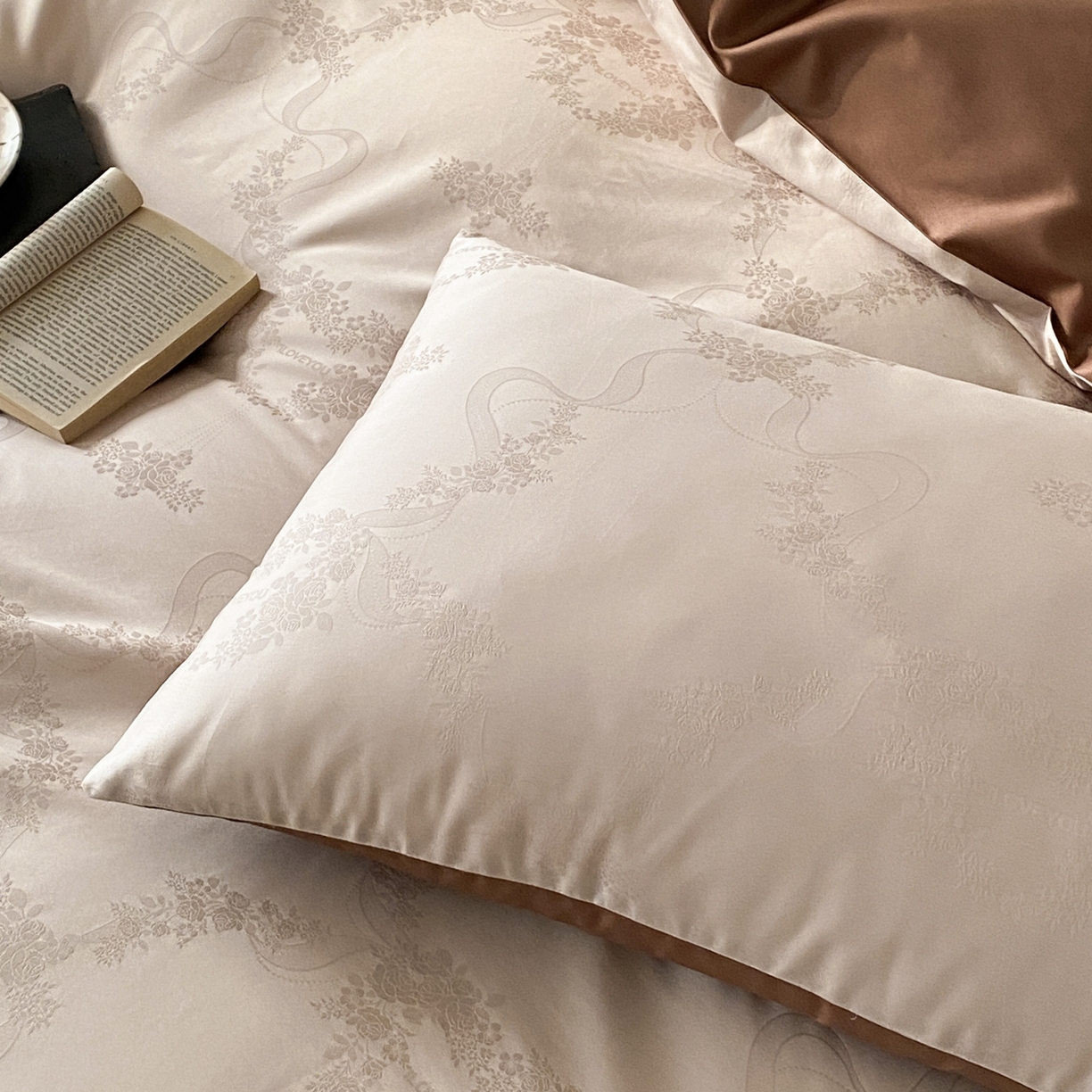 91家纺网 家纺一手货源 找家纺 玉宇阁家居 2026新款50支双股全棉纯棉贡缎大提花四件套 缈缈-梦露