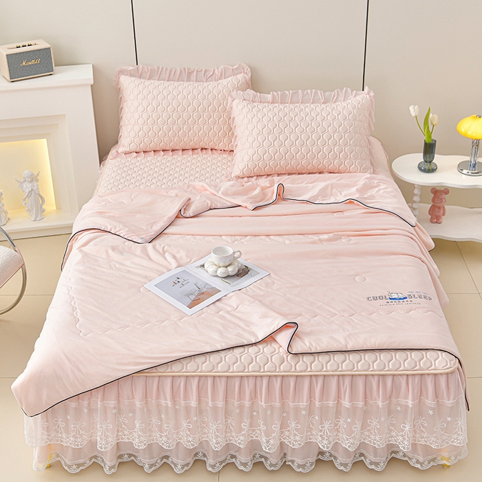 91家纺网 家纺一手货源 找家纺 畅畅家纺 2026新款凉感丝唯美床裙夏被凉席三件套夏被四件套 唯美-淡雅粉