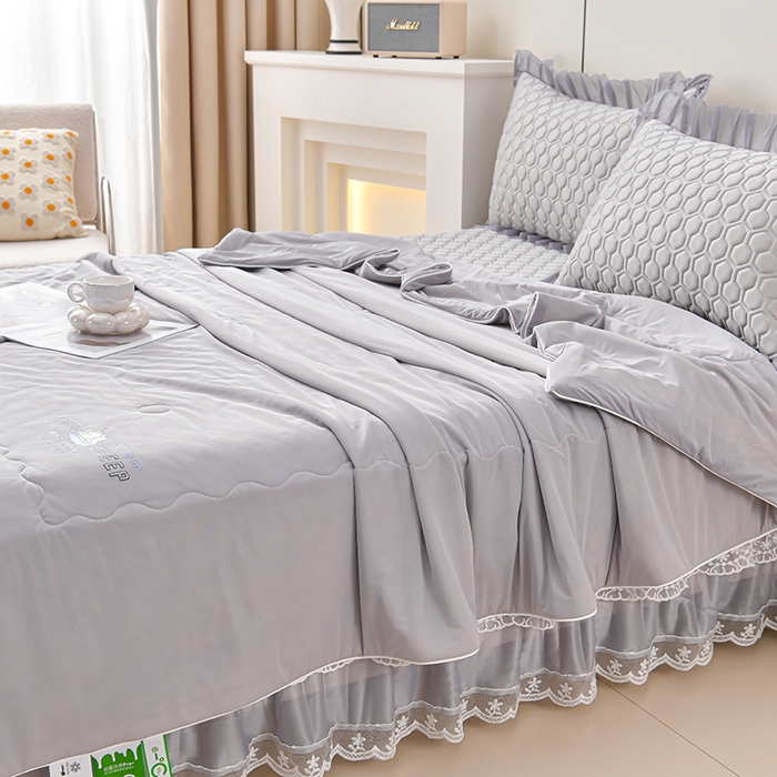 91家纺网 家纺一手货源 找家纺 畅畅家纺 2026新款凉感丝唯美床裙夏被凉席三件套夏被四件套 唯美-经典灰