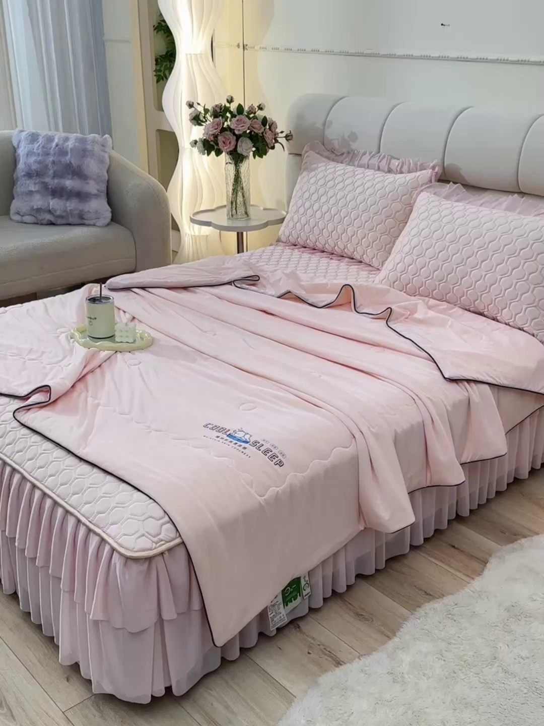 91家纺网 家纺一手货源 找家纺 畅畅家纺 2026新款凉感丝唯美床裙夏被凉席三件套夏被四件套 唯美-淡雅粉