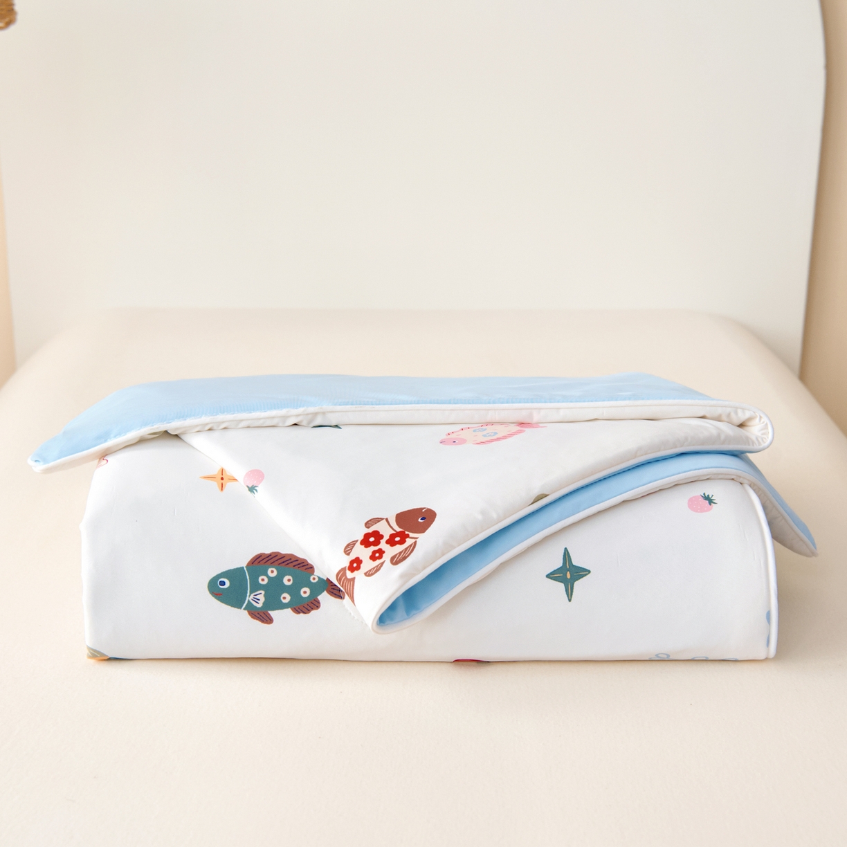 91家纺网 家纺一手货源 找家纺 御棉坊 御棉坊2026圆网A类凉感幼儿园夏凉被宝宝午睡薄被子儿童空调被夏被 游游小鱼