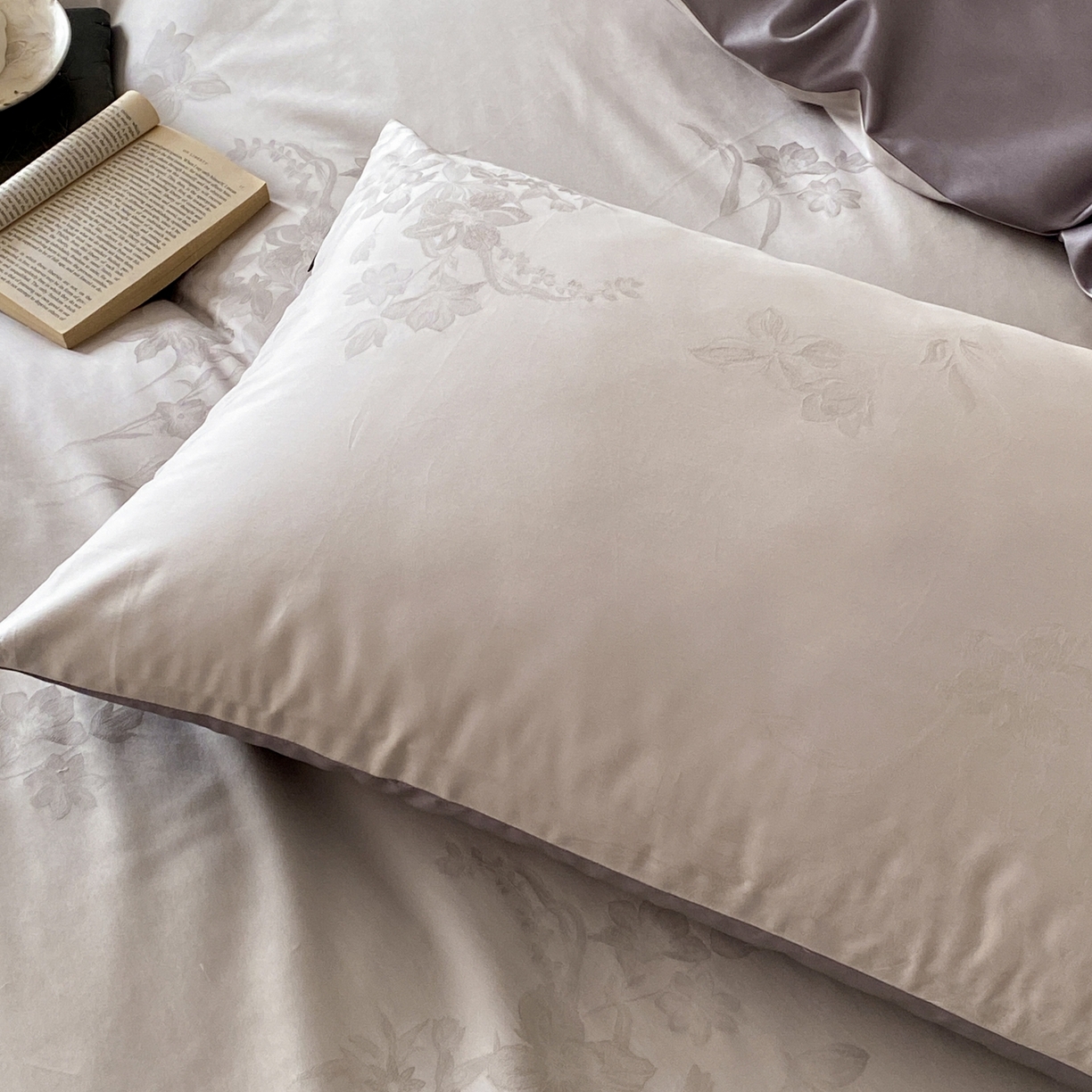 91家纺网 家纺一手货源 找家纺 玉宇阁家居 2026新款50支双股全棉纯棉贡缎大提花四件套 浅云微黛