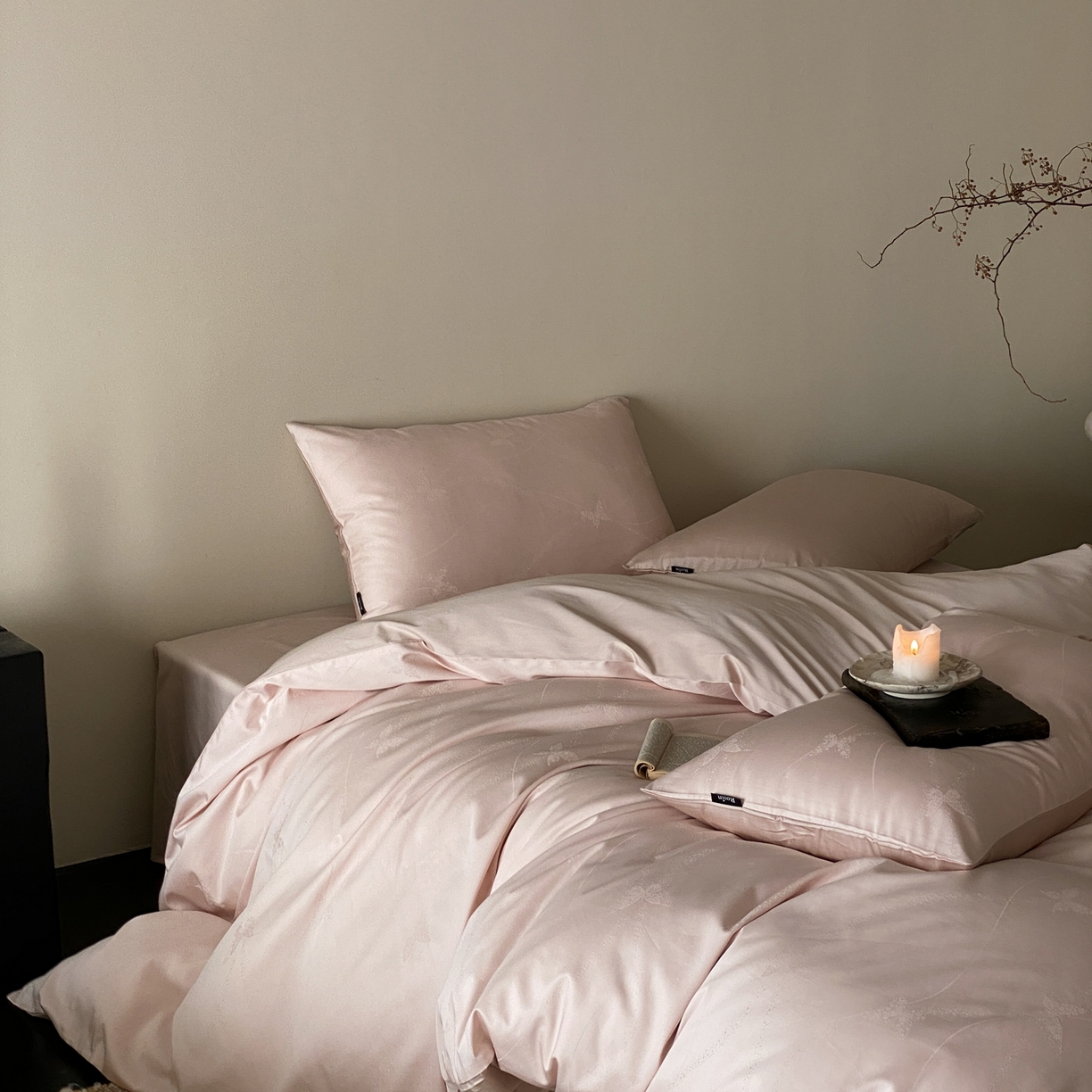 91家纺网 家纺一手货源 找家纺 玉宇阁家居 2026新款50支双股全棉纯棉贡缎大提花四件套 邂逅