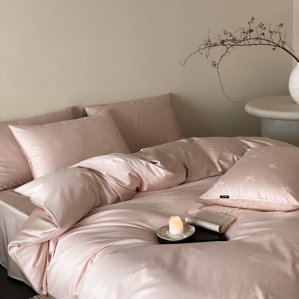 91家纺网 家纺一手货源 找家纺 玉宇阁家居 2026新款50支双股全棉纯棉贡缎大提花四件套 邂逅