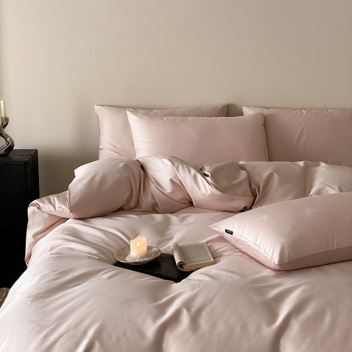 91家纺网 家纺一手货源 找家纺 玉宇阁家居 2026新款50支双股全棉纯棉贡缎大提花四件套 邂逅