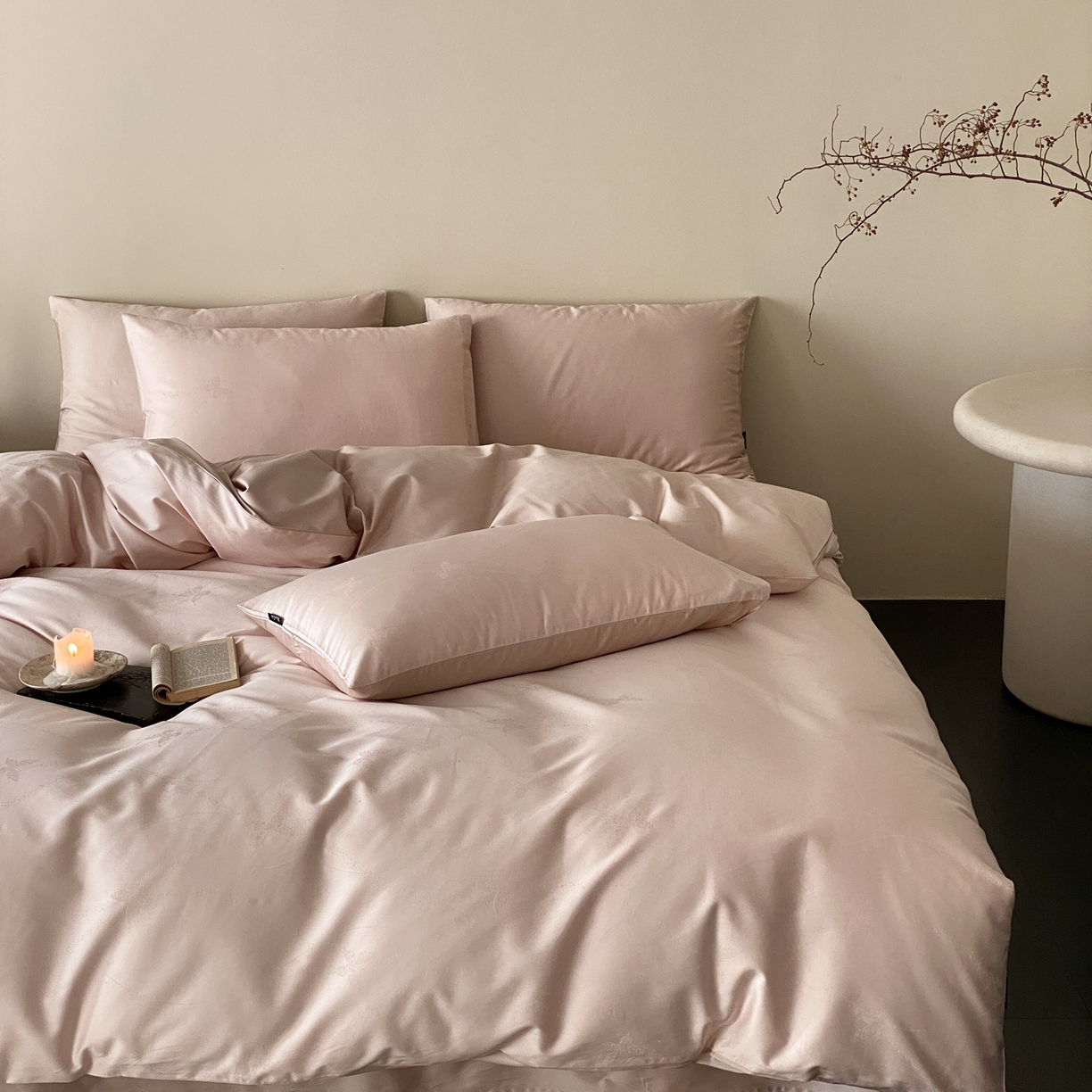 91家纺网 家纺一手货源 找家纺 玉宇阁家居 2026新款50支双股全棉纯棉贡缎大提花四件套 邂逅