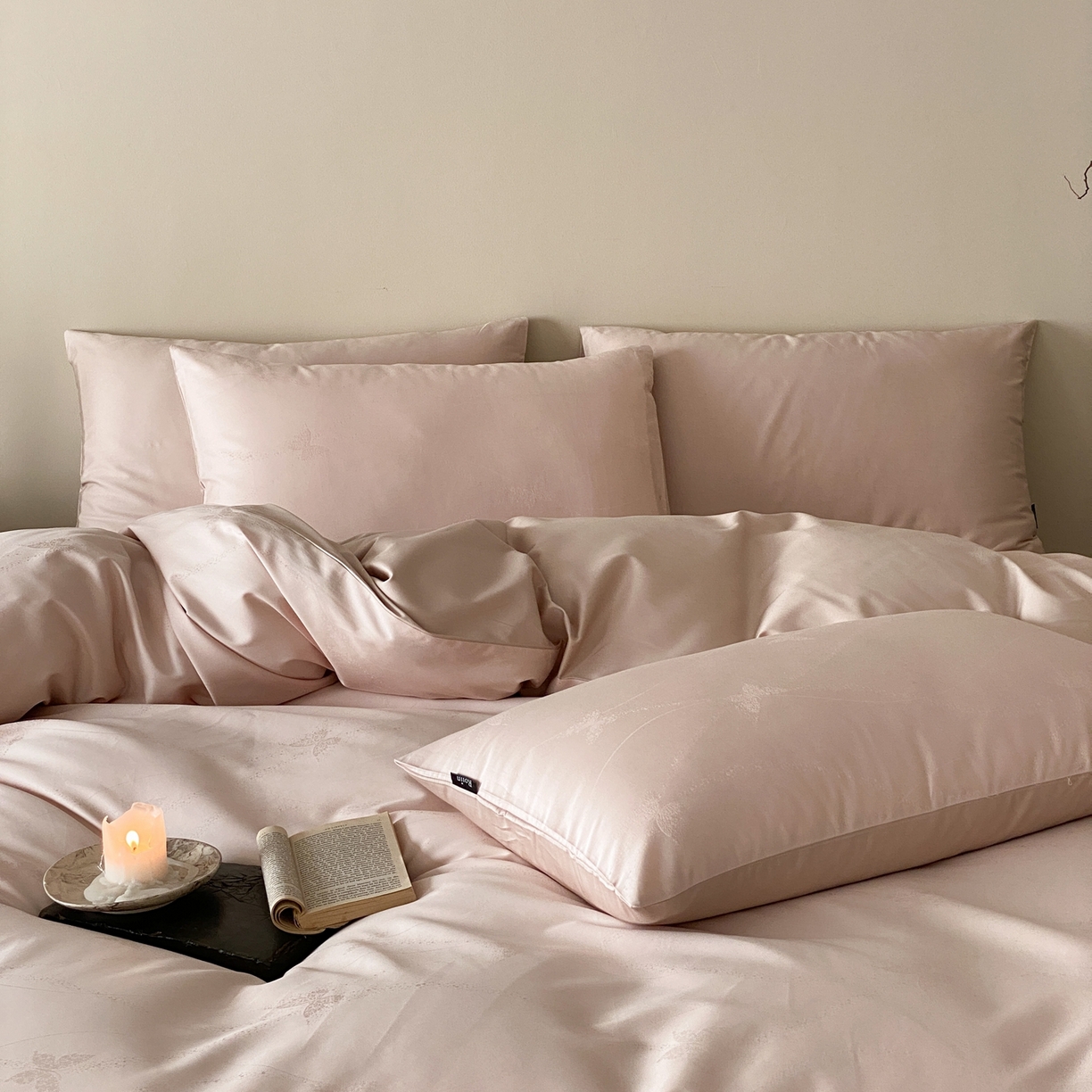 91家纺网 家纺一手货源 找家纺 玉宇阁家居 2026新款50支双股全棉纯棉贡缎大提花四件套 邂逅