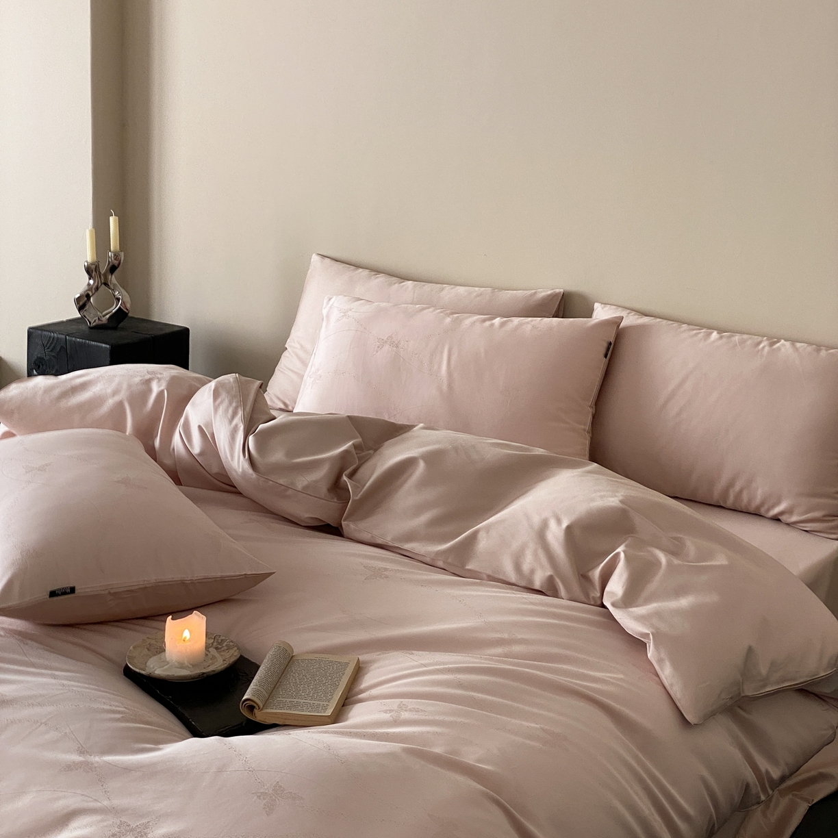 91家纺网 家纺一手货源 找家纺 玉宇阁家居 2026新款50支双股全棉纯棉贡缎大提花四件套 邂逅