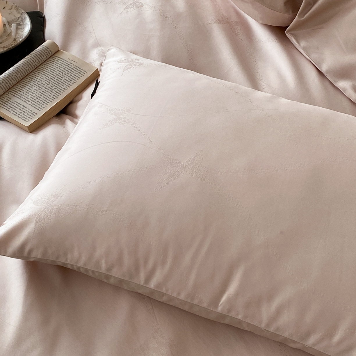 91家纺网 家纺一手货源 找家纺 玉宇阁家居 2026新款50支双股全棉纯棉贡缎大提花四件套 邂逅