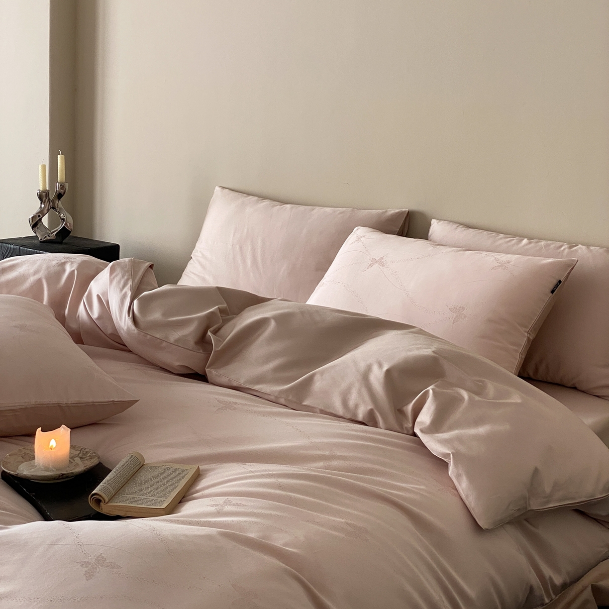 91家纺网 家纺一手货源 找家纺 玉宇阁家居 2026新款50支双股全棉纯棉贡缎大提花四件套 邂逅