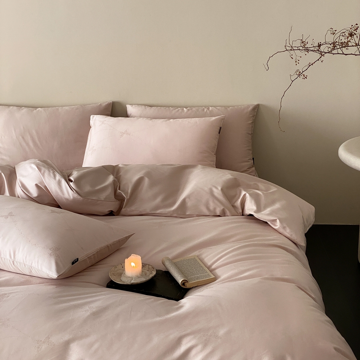 91家纺网 家纺一手货源 找家纺 玉宇阁家居 2026新款50支双股全棉纯棉贡缎大提花四件套 邂逅