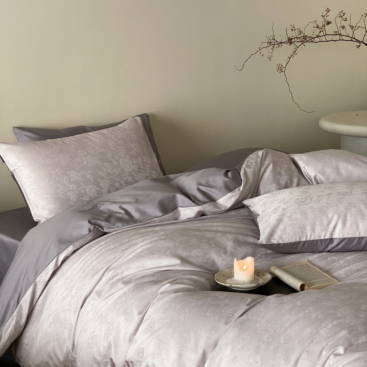 91家纺网 家纺一手货源 找家纺 玉宇阁家居 2026新款50支双股全棉纯棉贡缎大提花四件套 自然之息-雾霭