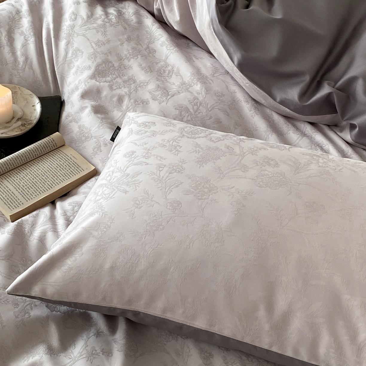 91家纺网 家纺一手货源 找家纺 玉宇阁家居 2026新款50支双股全棉纯棉贡缎大提花四件套 自然之息-雾霭