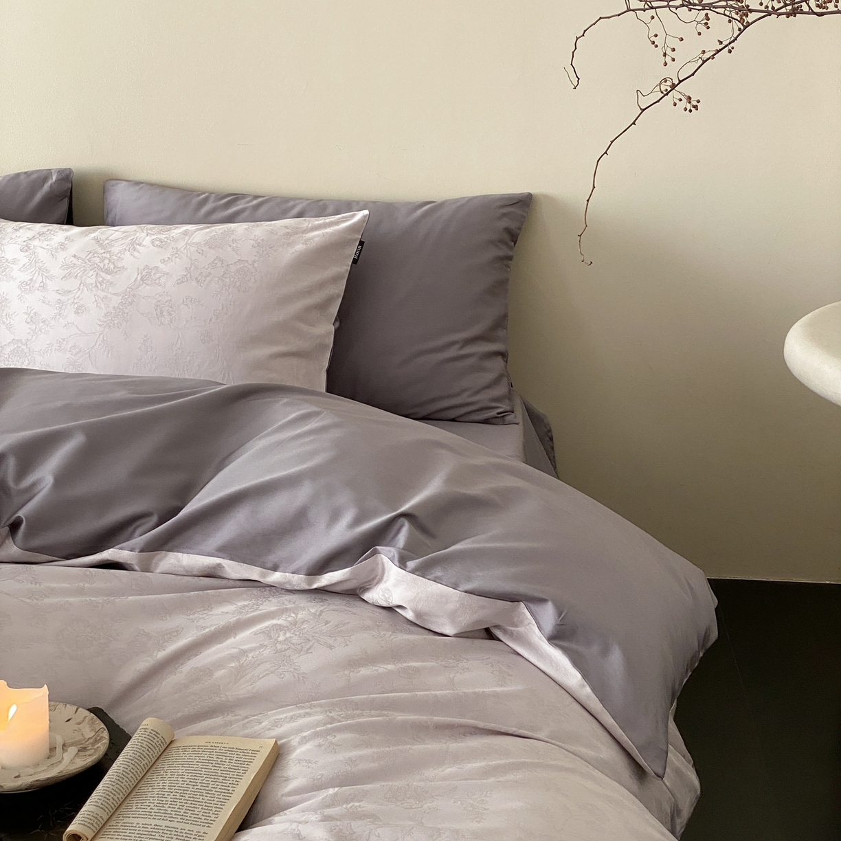 91家纺网 家纺一手货源 找家纺 玉宇阁家居 2026新款50支双股全棉纯棉贡缎大提花四件套 自然之息-雾霭