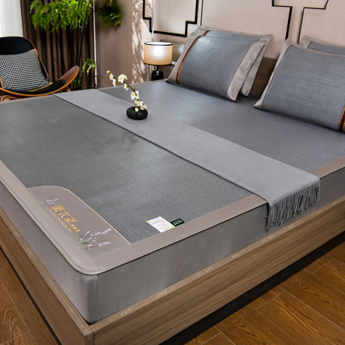 91家纺网 家纺一手货源 找家纺 小牛席业 2026新款薰衣草冰藤席系列-床笠款（冰藤席面）凉席藤席冰藤双面席冰丝席竹席凉席空调席草席三件套 薰衣草清香冰藤席-床笠款（浅蓝）