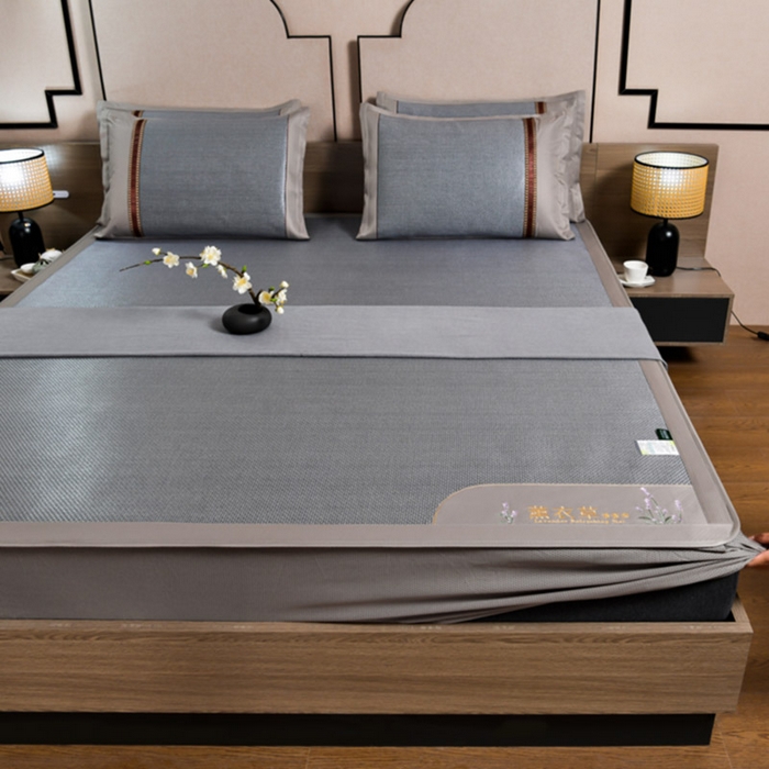 91家纺网 家纺一手货源 找家纺 小牛席业 2026新款薰衣草冰藤席系列-床笠款（冰藤席面）凉席藤席冰藤双面席冰丝席竹席凉席空调席草席三件套 薰衣草清香冰藤席-床笠款（浅蓝）