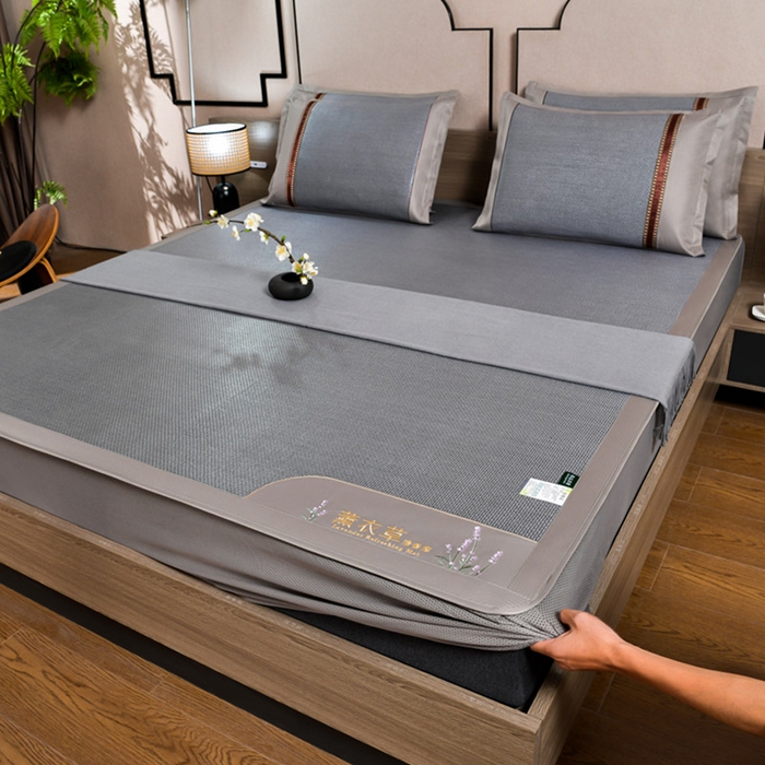 91家纺网 家纺一手货源 找家纺 小牛席业 2026新款薰衣草冰藤席系列-床笠款（冰藤席面）凉席藤席冰藤双面席冰丝席竹席凉席空调席草席三件套 薰衣草清香冰藤席-床笠款（浅蓝）