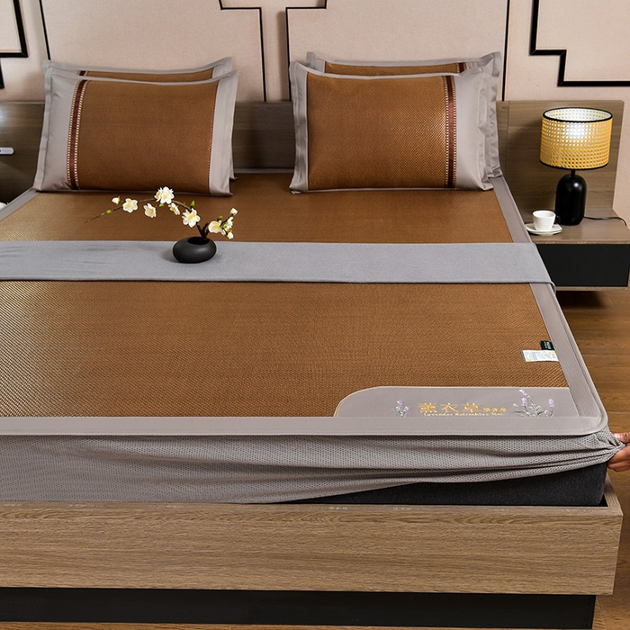 91家纺网 家纺一手货源 找家纺 小牛席业 2026新款薰衣草冰藤席系列-床笠款（冰藤席面）凉席藤席冰藤双面席冰丝席竹席凉席空调席草席三件套 薰衣草清香冰藤席-床笠款（黑咖）