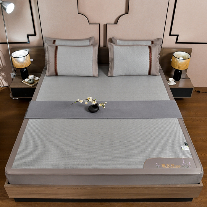 91家纺网 家纺一手货源 找家纺 小牛席业 2026新款薰衣草冰藤席系列-床笠款（冰藤席面）凉席藤席冰藤双面席冰丝席竹席凉席空调席草席三件套 薰衣草清香冰藤席-床笠款（银灰）