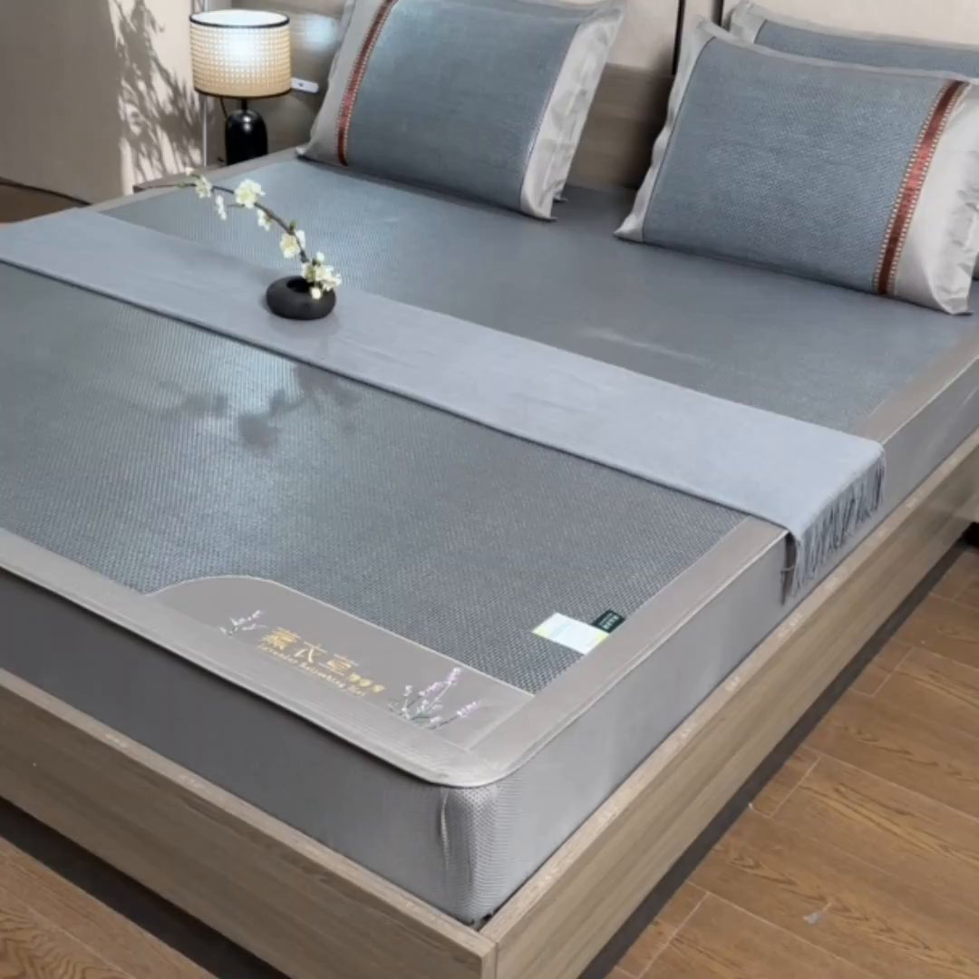 91家纺网 家纺一手货源 找家纺 小牛席业 2026新款薰衣草冰藤席系列-床笠款（冰藤席面）凉席藤席冰藤双面席冰丝席竹席凉席空调席草席三件套 薰衣草清香冰藤席-床笠款（浅蓝）