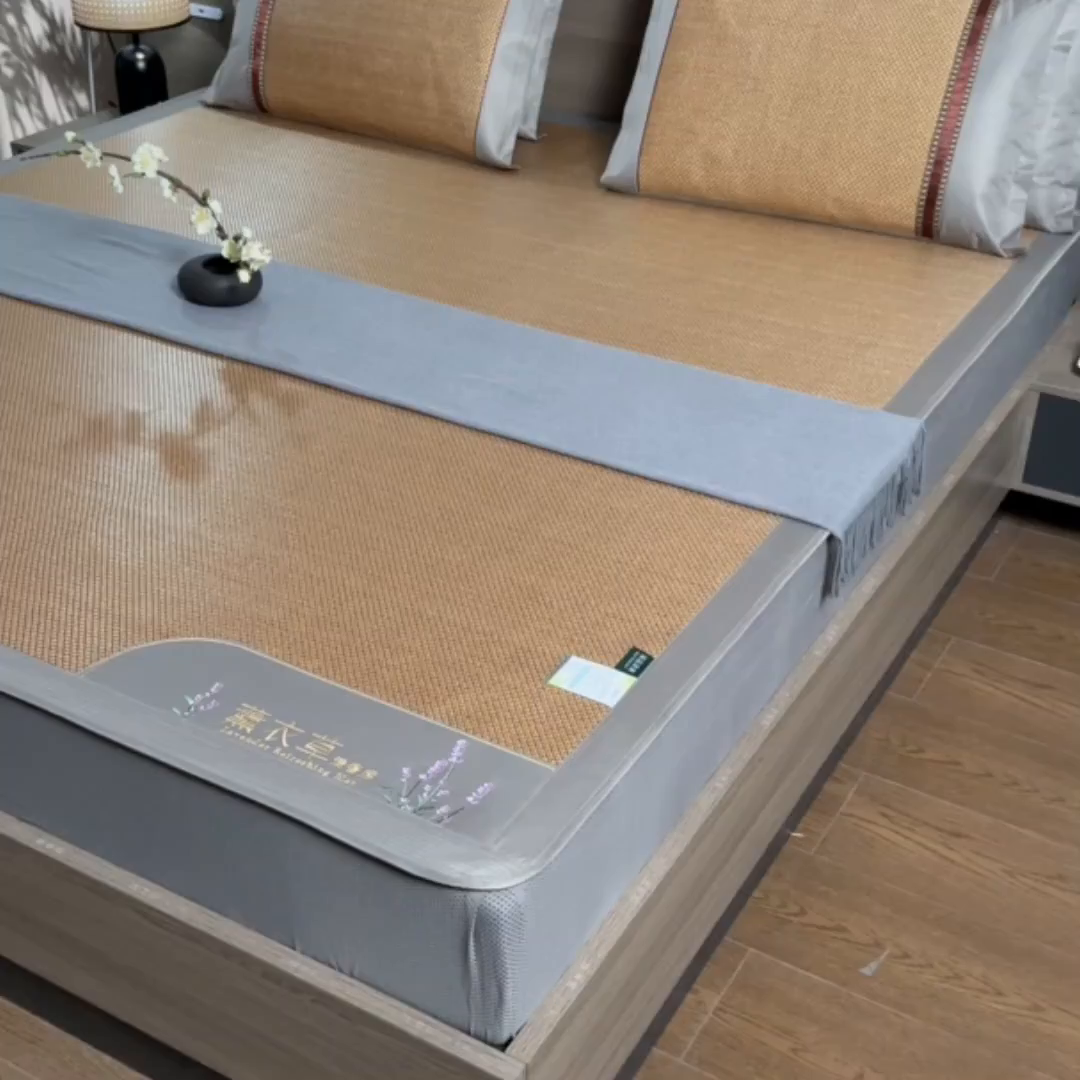 91家纺网 家纺一手货源 找家纺 小牛席业 2026新款薰衣草冰藤席系列-床笠款（冰藤席面）凉席藤席冰藤双面席冰丝席竹席凉席空调席草席三件套 薰衣草清香冰藤席-床笠款（金色）