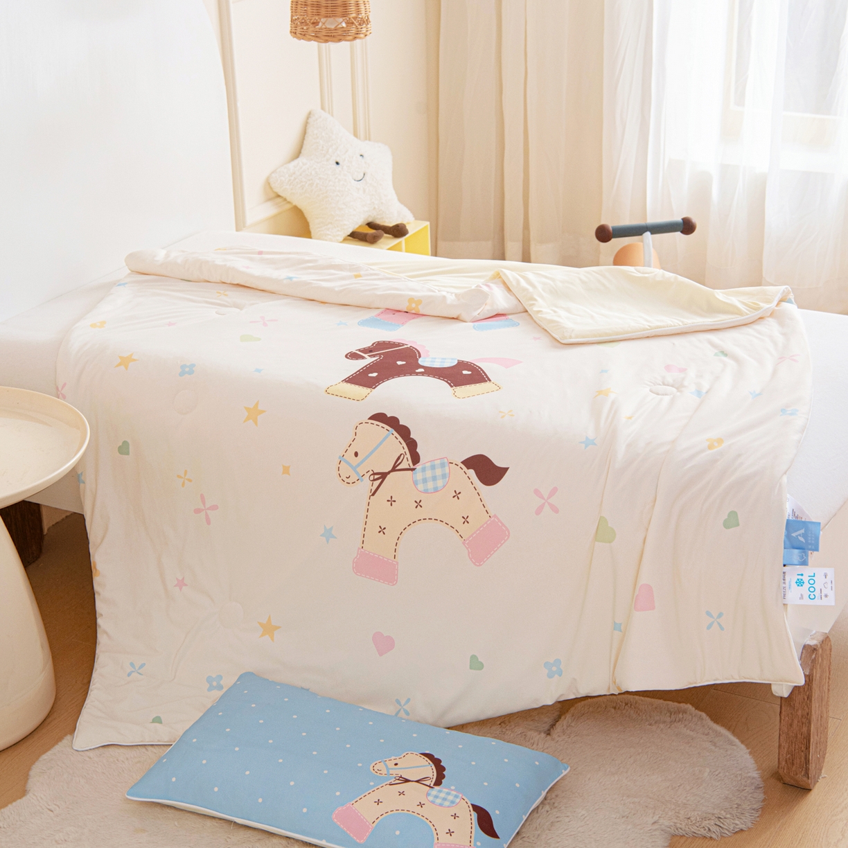 91家纺网 家纺一手货源 找家纺 御棉坊 御棉坊2026萌趣A类凉感幼儿园夏凉被宝宝午睡薄被子儿童空调被夏被 木马乐园-米