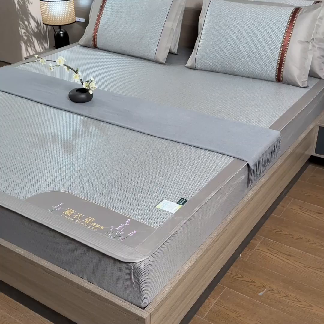 91家纺网 家纺一手货源 找家纺 小牛席业 2026新款薰衣草冰藤席系列-床笠款（冰藤席面）凉席藤席冰藤双面席冰丝席竹席凉席空调席草席三件套 薰衣草清香冰藤席-床笠款（银灰）